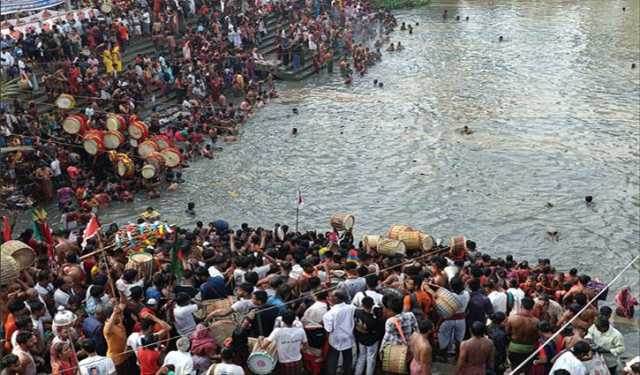 গোপালগঞ্জের ওড়াকান্দিতে মহা বারুনীর স্নান উৎসবে মানুষের ঢল