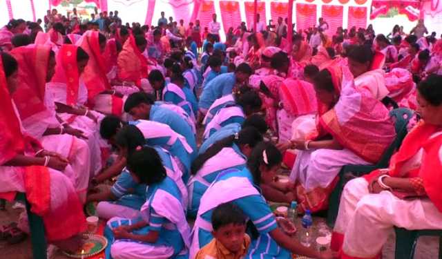 গোপালগঞ্জে মা-বাবার পা ধোয়ালো ৩ শতাধিক শিক্ষার্থী