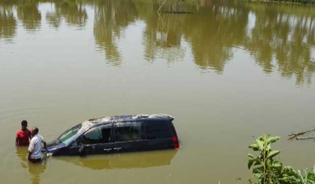 পুকুরে ভাসছিল মাইক্রোবাস, উদ্ধার করল পুলিশ 