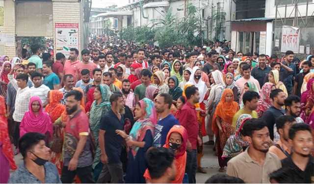 গাজীপুরে তুসুকার শ্রমিকরা দ্বিতীয় দিনের বিক্ষোভ ও কর্মবিরতিতে