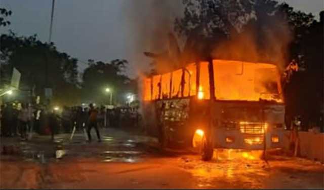 গাজীপুরে শ্রমিকবাহী চলন্ত বাসে আগুন, আহত ৭