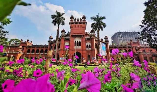 বাহারি ফুলে সুরভিত ঢাকা বিশ্ববিদ্যালয় 