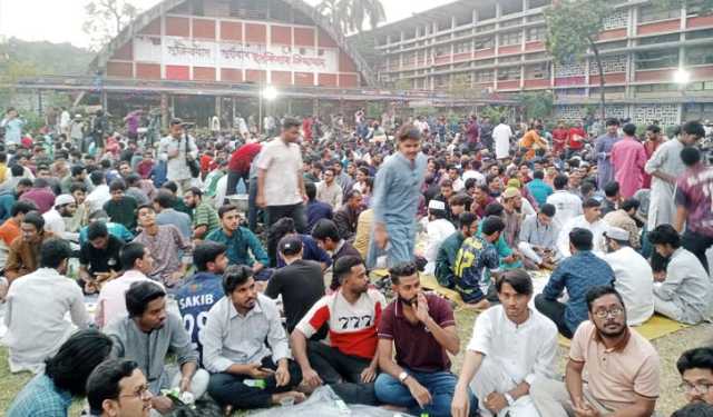 ঢাবিতে ইফতারে ভিন্ন আমেজ