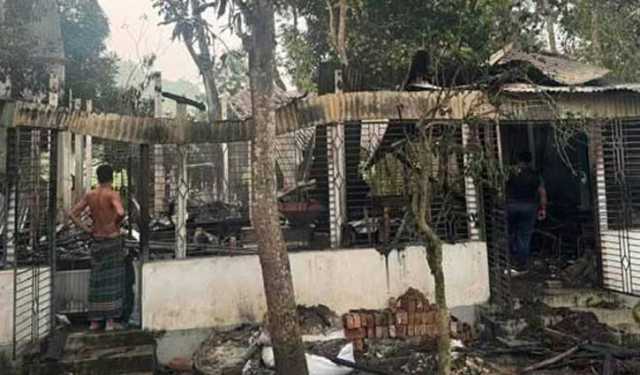 মানিকগঞ্জে শিল্পীর বাড়িতে আগুনের ঘটনায় গুরুত্ব দিয়ে তদন্ত করছে প্রশাসন