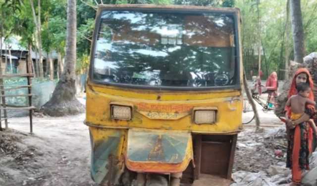 ফরিদপুরে বাবার গাড়ির নিচে চাপা পড়ে সন্তানের মৃত্যু