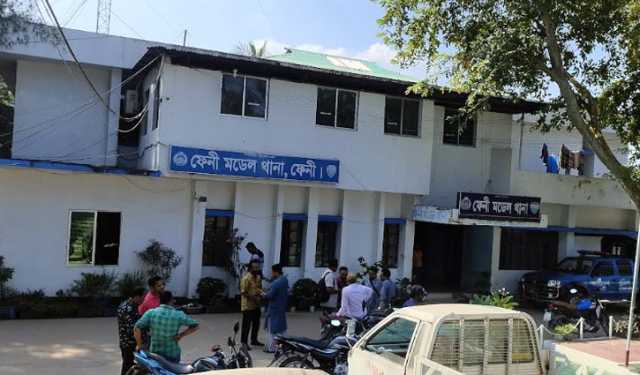 ফেনীতে সমন্বয়ক পরিচয়ে ঘরে ঢুকে তল্লাশি, আটক ৫