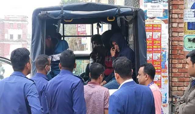 প্রক্সি দিতে এসে আটক ২০