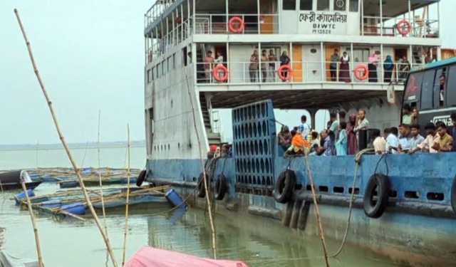 ঝড়ে নিয়ন্ত্রণ হারিয়ে ভাসমান মাছের খামারে ফেরি