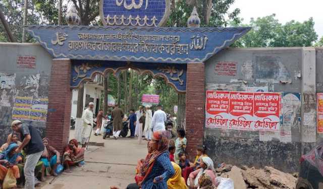 ঈদের নামাজ শেষে অনেকেই ছুটছেন কবর জিয়ারতে 