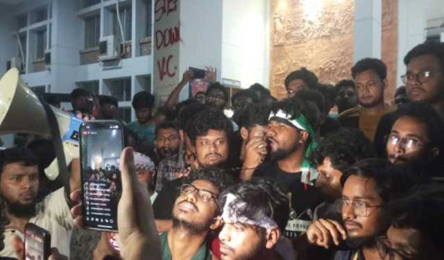 কুয়েট ভিসির অব্যাহতির ঘোষণায় শিক্ষার্থীদের আনন্দ মিছিল
