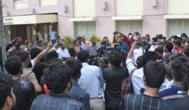 রাত ৮টার মধ্যে হল খোলার দাবি কুয়েট শিক্ষার্থীদের 