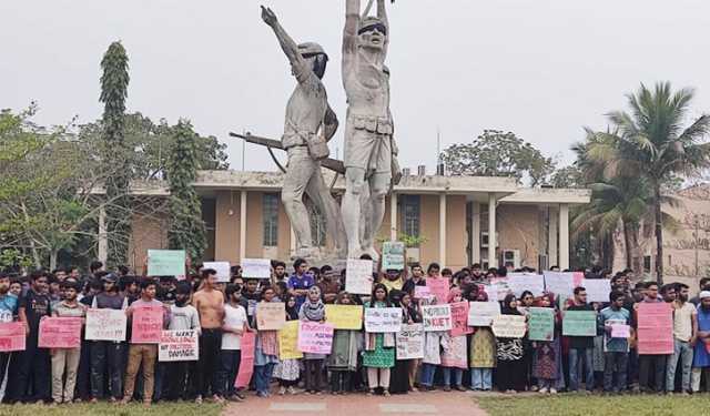 ছাত্র রাজনীতিকে ‘লাল কার্ড’ দেখালেন কুয়েট শিক্ষার্থীরা