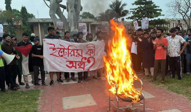 কুয়েটে ভিসির প্রতীকী চেয়ারে আগুন দিলেন শিক্ষার্থীরা