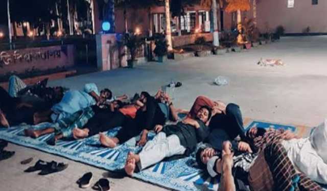 তালা ভেঙে হলে প্রবেশ করল কুয়েটের ছাত্রীরা, শিক্ষা উপদেষ্টার ফোন