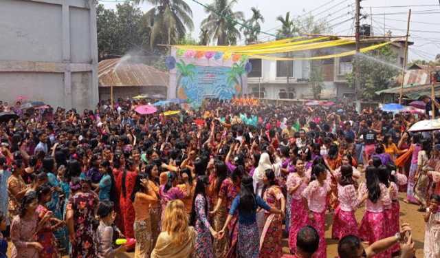 খাগড়াছড়িতে পানি খেলায় মাতলেন মারমা তরুণ-তরুণীরা