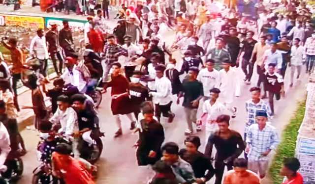 কুমিল্লায় অস্ত্র হাতে কিশোর গ্যাংয়ের মহড়া, গ্রেপ্তার ৫