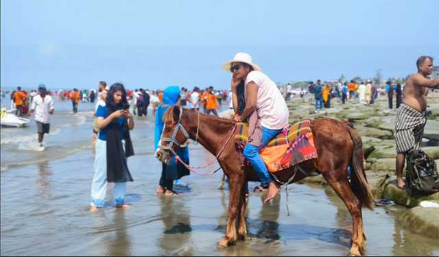 ঈদের পঞ্চম দিনে কুয়াকাটায় লাখো পর্যটক 