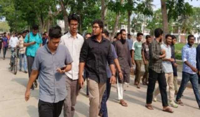 কুয়েট শিক্ষার্থীদের ক্যাম্পাসে প্রবেশ, প্রশাসনিক ভবনে অবস্থান