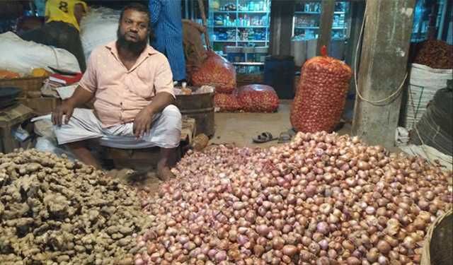 হিলি বাজারে পেঁয়াজের দাম লাগামহীন 