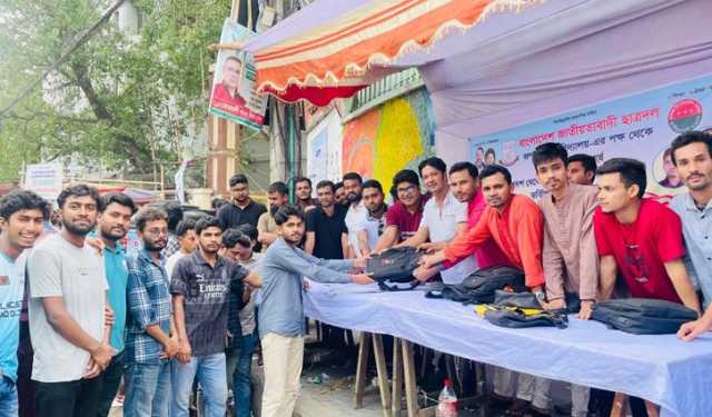 রাবির ভর্তিচ্ছুদের সহায়তায় জবি ছাত্রদলের হেল্প ডেস্ক