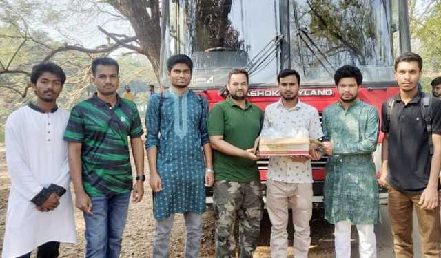 জাবির বাসে ছাত্রদল নেতা ইফতার বিতরণ 