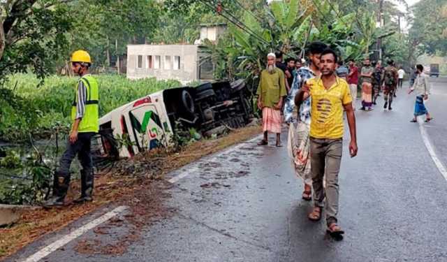 ঝালকাঠিতে বাস খাদে, আহত ১৩