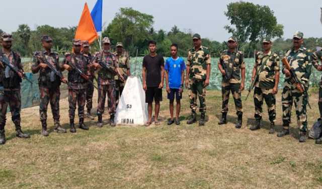 আটক ২ বাংলাদেশিকে ফেরত দিল বিএসএফ