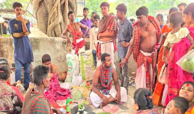 মহেশপুরে চড়ক পূজায় পুণ্যার্থীদের ঢল