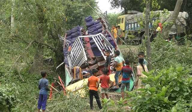 নিয়ন্ত্রণ হারিয়ে যাত্রীবাহী বাস খাদে, গাছে ঝুলছিল বাসটির ছাদ