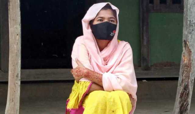 দাখিল পরীক্ষা না দিয়ে বিয়ের দাবিতে প্রেমিকের বাড়ি অনশন