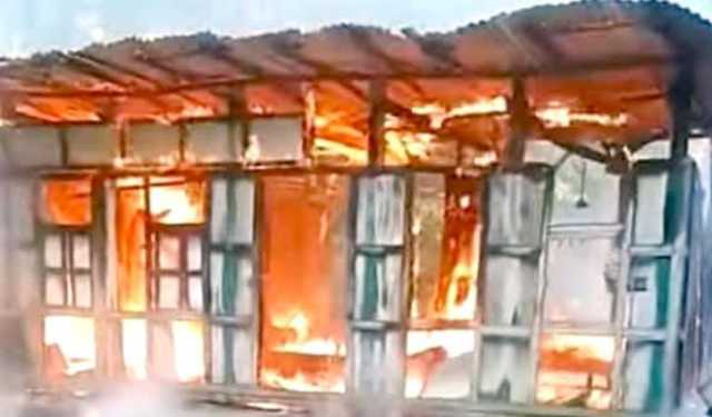 লক্ষ্মীপুরে ২ পক্ষের সংঘর্ষে নিহতের জেরে ১৫ বাড়িতে ভাঙচুর-অগ্নিসংযোগ