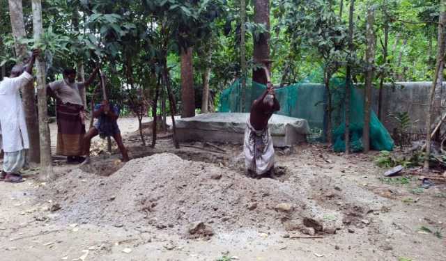 বাবার কবরের পাশে চিরনিদ্রায় শায়িত শহীদ জসিম উদ্দিন কন্যা লামিয়া