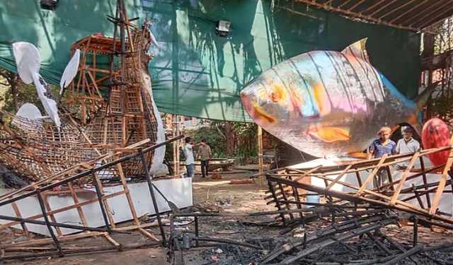 নববর্ষের শোভাযাত্রার মোটিফে আগুন নিয়ে রহস্য
