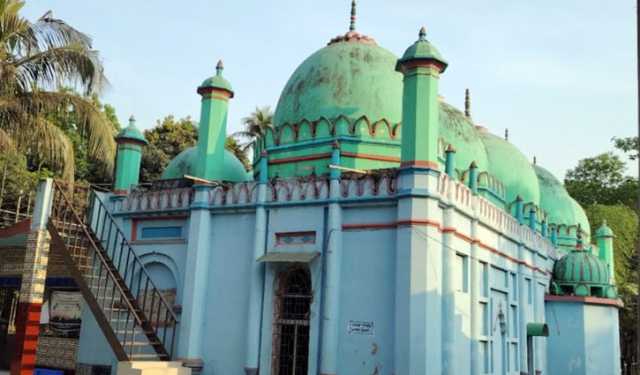 কালের সাক্ষী আড়াইশ’ বছরের পুরনো ১৩ গম্বুজ মসজিদ