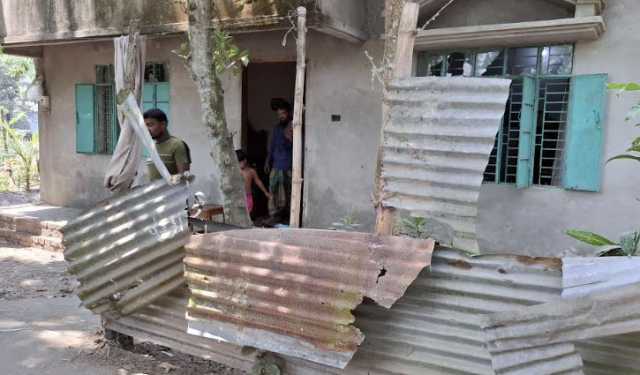 বাদ্যযন্ত্রের শব্দ কমাতে অনুরোধ করায় কৃষকের বাড়িতে ভাঙচুর-লুট
