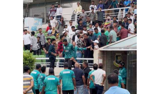 দর্শককে মারতে গেলেন মাহমুদউল্লাহ