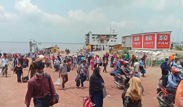 পাটুরিয়ায় কর্মস্থলমুখী মানুষের ভিড় 