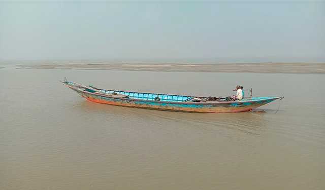 পদ্মার বুকে ডুবোচর, ব্যাহত হচ্ছে নৌযান চলাচল 