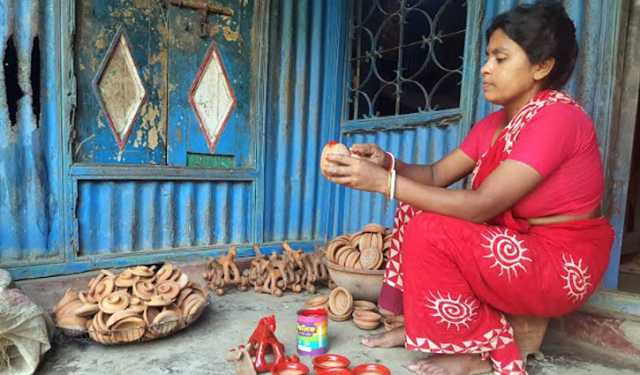 বৈশাখ রাঙাতে শেষ সময়ে ব্যস্ত টাঙ্গাইলের মৃৎশিল্পীরা