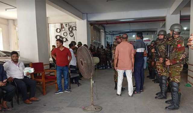 মুগদা হাসপাতালে যৌথবাহিনীর অভিযান, ৩০ দালাল আটক 