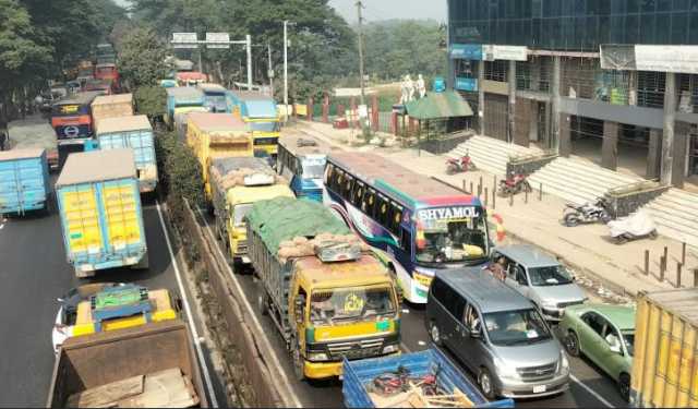 ঢাকা-চট্টগ্রাম মহাসড়কে দীর্ঘ যানজট, দুর্ভোগ চরমে