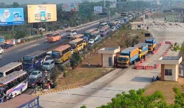 পদ্মা সেতুর মাওয়া প্রান্তে যানবহনের দীর্ঘ সারি