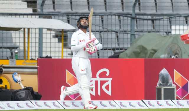 মুশফিকের হয়ে ‘ব্যাট’ করলেন মুমিনুল