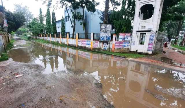 সামান্য বৃষ্টিতে নোয়াখালী কলেজে জলাবদ্ধতা, ভোগান্তি চরমে