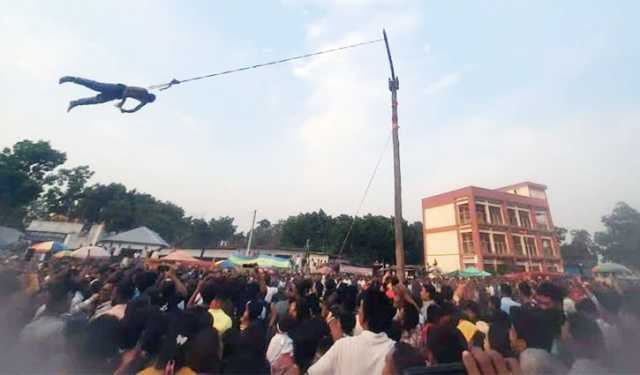 চড়ক মেলায় মেতে উঠেছিল নাটোরের শংকরভাগ 