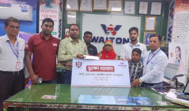 ওয়ালটন প্লাজা থেকে ৫০ হাজার টাকা সহায়তা পেলেন নাটোরের গৃহিণী