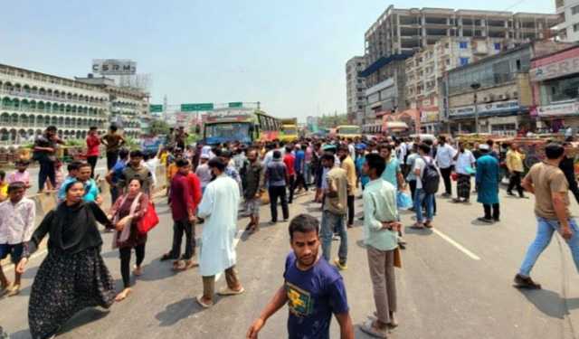সিদ্ধিরগঞ্জে বকেয়া বেতনের দাবিতে মহাসড়ক অবরোধ করে বিক্ষোভ