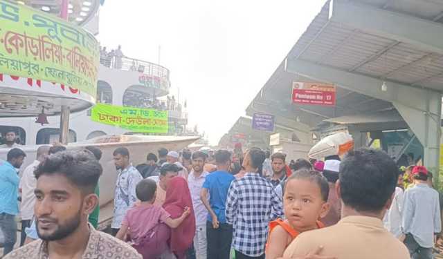 ঈদযাত্রা: সদরঘাটে চিরচেনা ভিড়