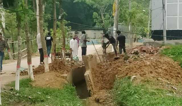 নির্মাণ শেষ হওয়ার আগেই ভেঙে পড়েছে ড্রেন