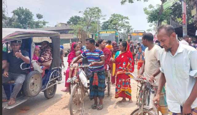 সাতক্ষীরায় বাসের ধাক্কায় মা-ছেলে নিহত